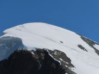 240 Zermatt - auf dem Kleinen Matterhorn - Blick zum Breithorn - Viele Bergsteiger sind unterwegs &ndash; &copy; Annette Probst-Weise (Eberhardt TRAVEL)
