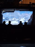 287 Zermatt - auf dem Kleinen Matterhorn - Blick durch die Gondel &ndash; &copy; Annette Probst-Weise (Eberhardt TRAVEL)