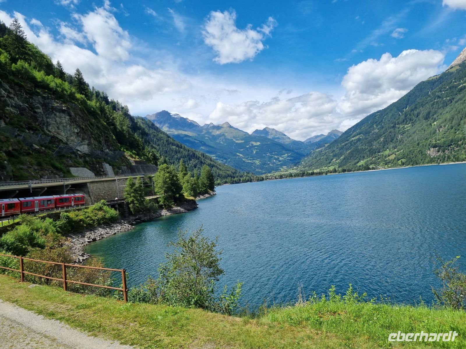 Fahrt mit dem Bernina-Express (Lago di Poschiavo) &ndash; &copy; Katrin Deutschbein (Eberhardt TRAVEL)