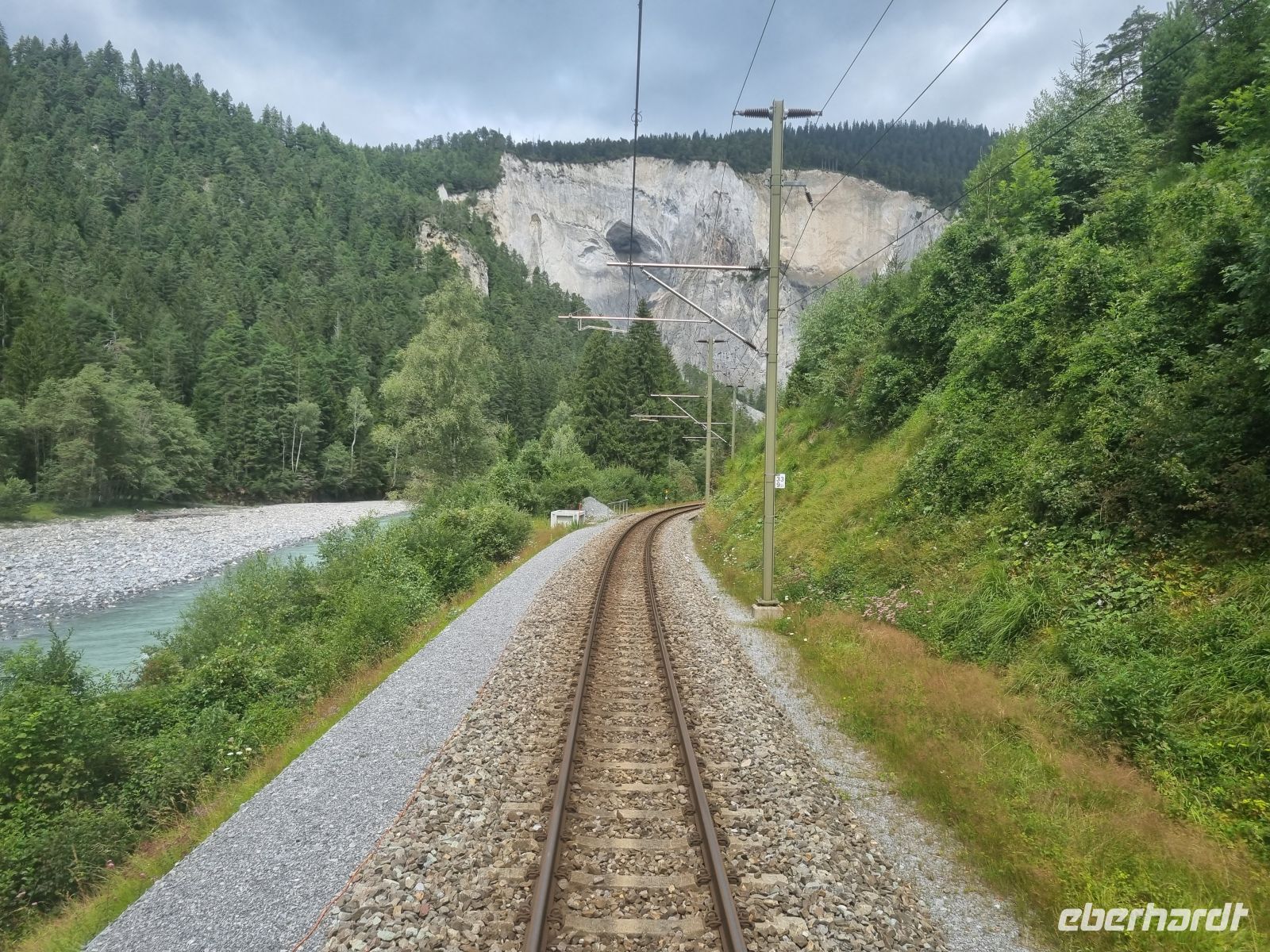 Fahrt mit dem Glacier-Express (entlang des Vorderrheins... - Rheinschlucht) &ndash; &copy; Katrin Deutschbein (Eberhardt TRAVEL)