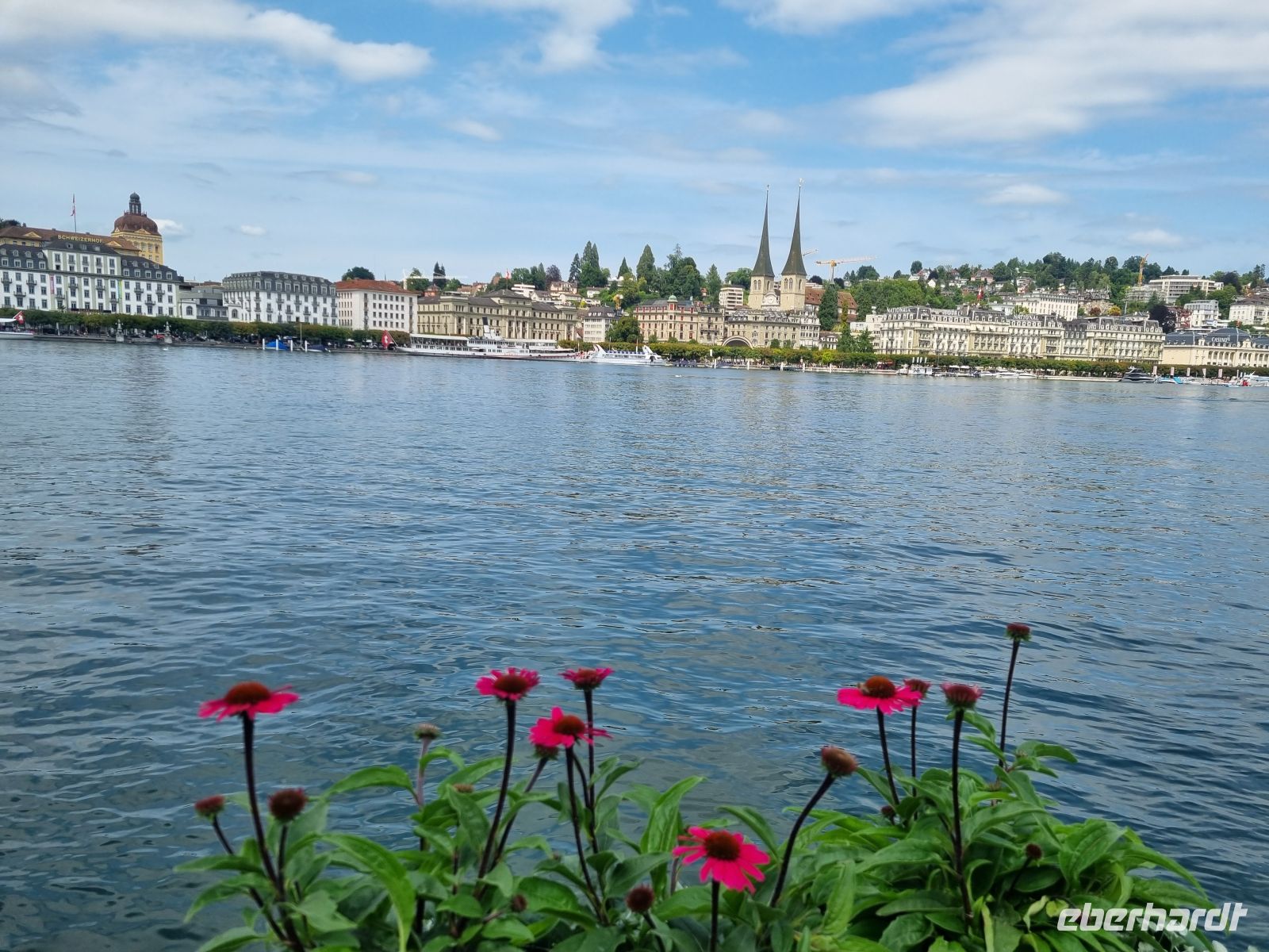 Luzern - Vierwaldstättersee mit Hofkirche &ndash; &copy; Katrin Deutschbein (Eberhardt TRAVEL)