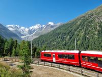 Morteratsch-Gletscher mit dem Bernina-Express  &ndash; &copy; Katrin Deutschbein (Eberhardt TRAVEL)