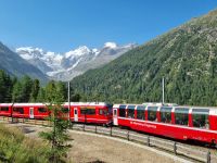 Morteratsch-Gletscher mit dem Bernina-Express  &ndash; &copy; Katrin Deutschbein (Eberhardt TRAVEL)