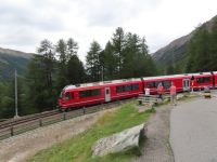 009 Ausflug mit dem Bernina Express - Der Zug an der Montebelokurve vor dem Morteratschgletscher &ndash; &copy; Annette Probst-Weise (Eberhardt TRAVEL)