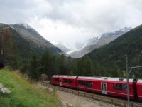 011 Ausflug mit dem Bernina Express - Der Zug an der Montebelokurve vor dem Morteratschgletscher &ndash; &copy; Annette Probst-Weise (Eberhardt TRAVEL)
