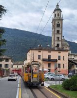 039 Ausflug mit dem Bernina Express - Der Zug wird zur Straßenbahn in Tirano mit der Kirche &ndash; &copy; Annette Probst-Weise (Eberhardt TRAVEL)