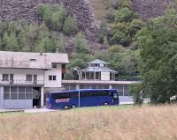 041 Ausflug mit dem Bernina Express - unser Bus fährt parallel zum Zug &ndash; &copy; Annette Probst-Weise (Eberhardt TRAVEL)