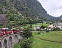 048 Ausflug mit dem Bernina Express - Fahrt über das Kreisviadukt in Brusio &ndash; &copy; Annette Probst-Weise (Eberhardt TRAVEL)