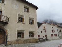 072 Engadinrundfahrt - Spaziergang durch Zuos mit typischen Engadiner Häusern ganz traditionell &ndash; &copy; Annette Probst-Weise (Eberhardt TRAVEL)