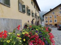080 Engadinrundfahrt - Spaziergang durch Zuos mit typischen Engadiner Häusern ganz traditionell &ndash; &copy; Annette Probst-Weise (Eberhardt TRAVEL)