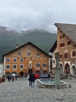 084 Engadinrundfahrt - Spaziergang durch Zuos mit typischen Engadiner Häusern ganz traditionell &ndash; &copy; Annette Probst-Weise (Eberhardt TRAVEL)