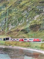 176 Fahrt mit dem Glacier Express - der Gegenzug am Oberalppass &ndash; &copy; Annette Probst-Weise (Eberhardt TRAVEL)