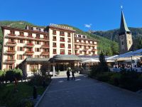 220 Zermatt - Zermatterhof und Kirche &ndash; &copy; Annette Probst-Weise (Eberhardt TRAVEL)