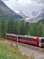 014 Ausflug mit dem Bernina Express - Der Zug an der Montebelokurve vor dem Morteratschgletscher &ndash; &copy; Annette Probst-Weise (Eberhardt TRAVEL)