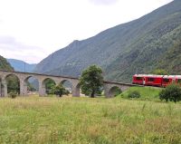 043 Ausflug mit dem Bernina Express - Fahrt über das Kreisviadukt in Brusio &ndash; &copy; Annette Probst-Weise (Eberhardt TRAVEL)