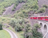 047 Ausflug mit dem Bernina Express - Fahrt über das Kreisviadukt in Brusio &ndash; &copy; Annette Probst-Weise (Eberhardt TRAVEL)