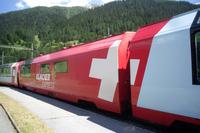 Durchfahrt des Glacier-Express in Niederwald &ndash; &copy; Katrin Deutschbein (Eberhardt TRAVEL)
