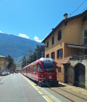 023 Val di Poschiavo - der Zug wird zur Straßenbahn &ndash; &copy; Annette Probst-Weise (Eberhardt TRAVEL)