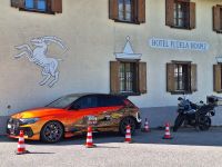 043 Flüelapass - Hospiz mit Fahrzeug des Hoteliers &ndash; &copy; Annette Probst-Weise (Eberhardt TRAVEL)