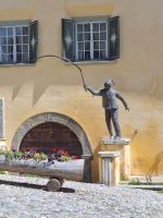 056 Engadin-Rundfahrt - Zuos - Marktplatz &ndash; &copy; Annette Probst-Weise (Eberhardt TRAVEL)