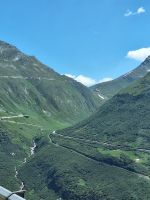 128 Fahrt nach Flüeli-Ranft - Grimselpass-Straße - Blick zur Furkapass-Straße und zur Bahnstrecke der Furka-Dampfbahn &ndash; &copy; Annette Probst-Weise (Eberhardt TRAVEL)