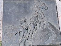 Grabplatte an Erstbesteigung &ndash; &copy; Gisela Hohlfeld (Eberhardt TRAVEL)