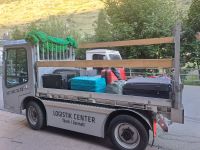 Koffertransport zum Bus &ndash; &copy; Gisela Hohlfeld (Eberhardt TRAVEL)