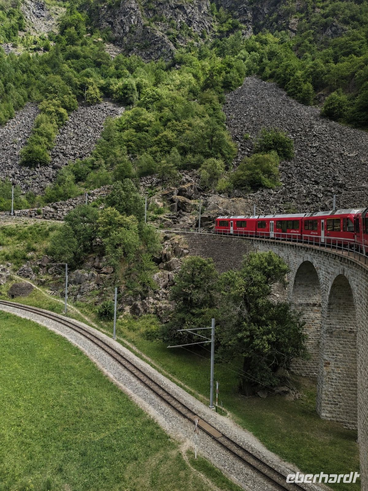 auf dem berühmten Kreisviadukt von Brusio &ndash; &copy; Günter Thomas Menzel (Eberhardt TRAVEL)