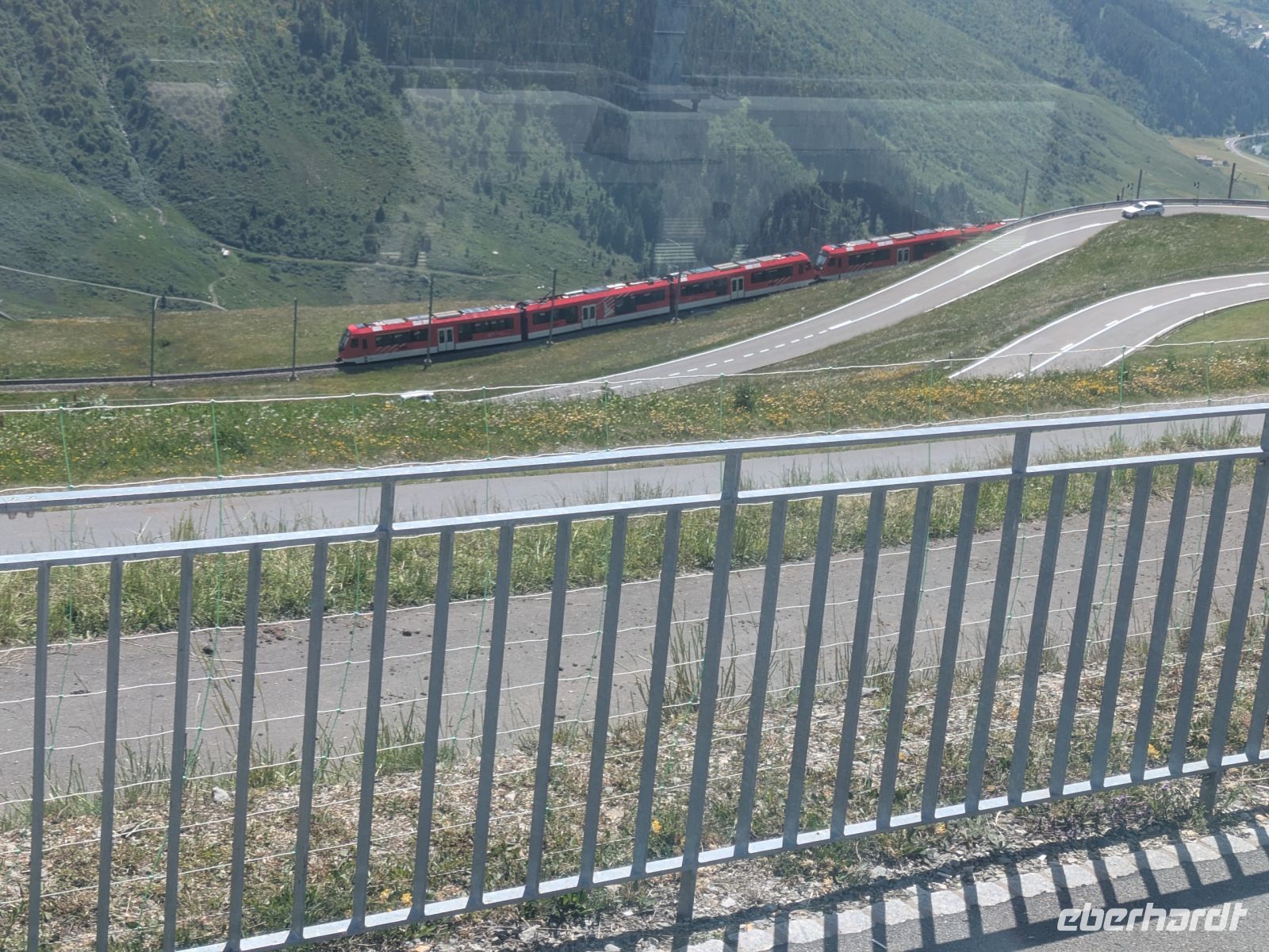 entgegen kommender Zug 10 Etagen tiefer &ndash; &copy; Günter Thomas Menzel (Eberhardt TRAVEL)