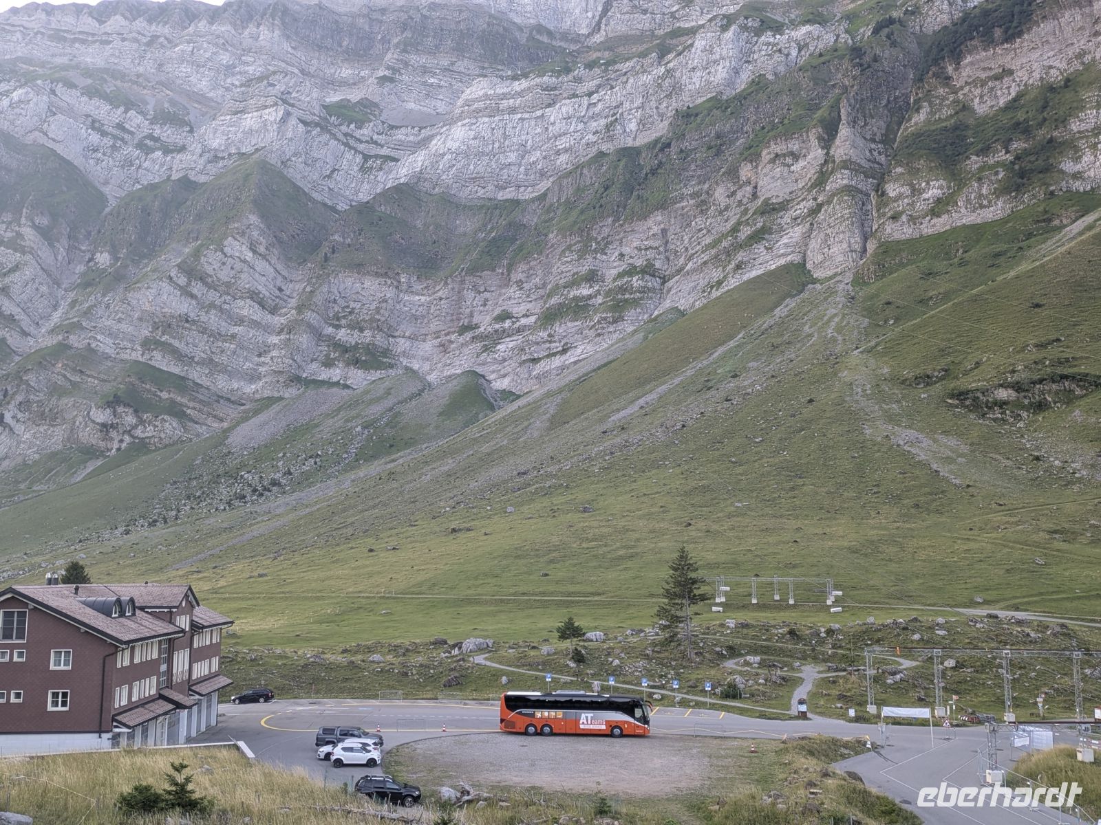 unser abfahrbereiter Bus vor dem Massiv des Sändis &ndash; &copy; Günter Thomas Menzel (Eberhardt TRAVEL)