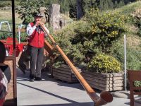 Alphornbläser nur für uns auf der Furialp &ndash; &copy; Günter Thomas Menzel (Eberhardt TRAVEL)