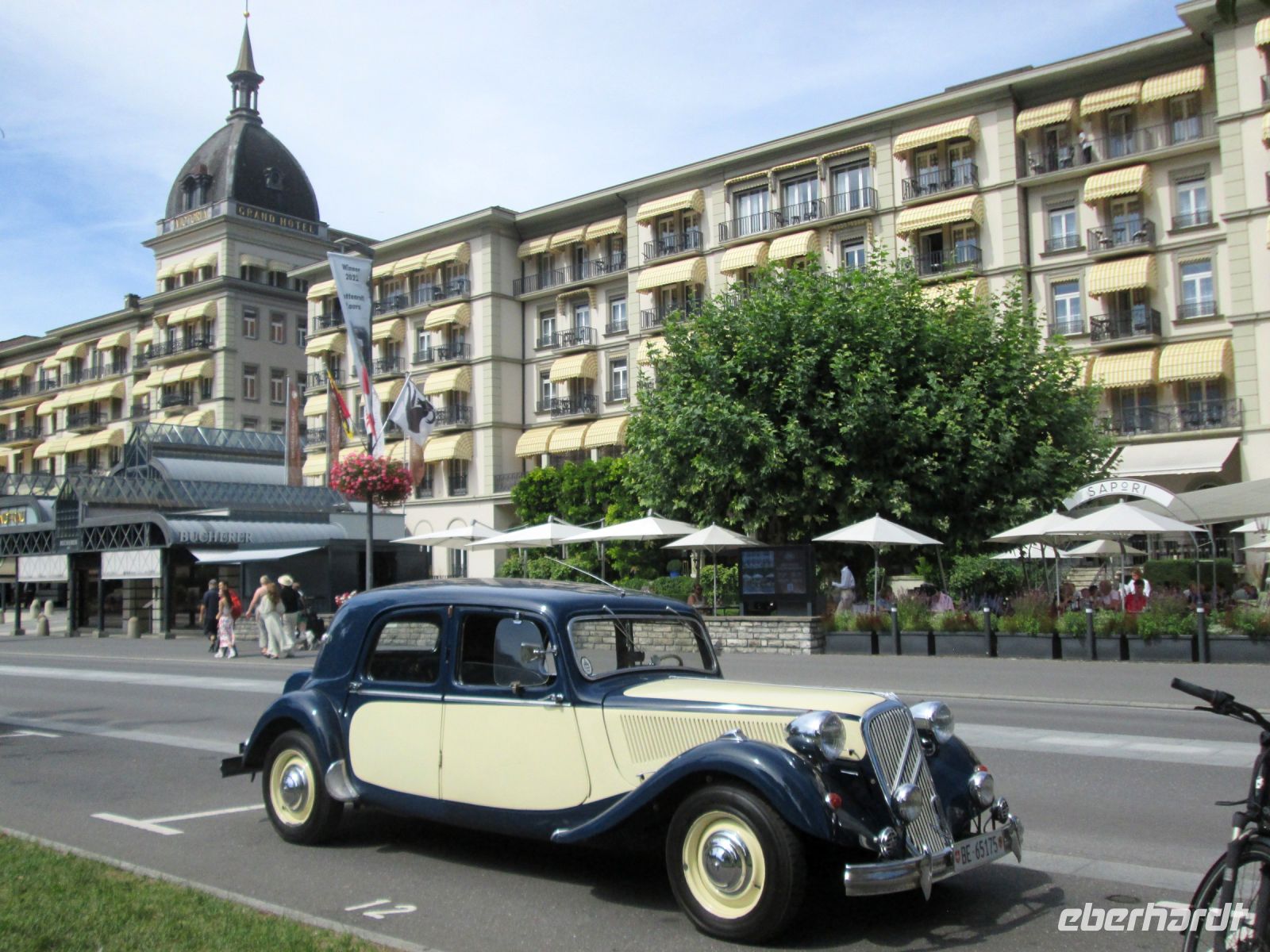ein Citroen vor dem Grand Hotel 