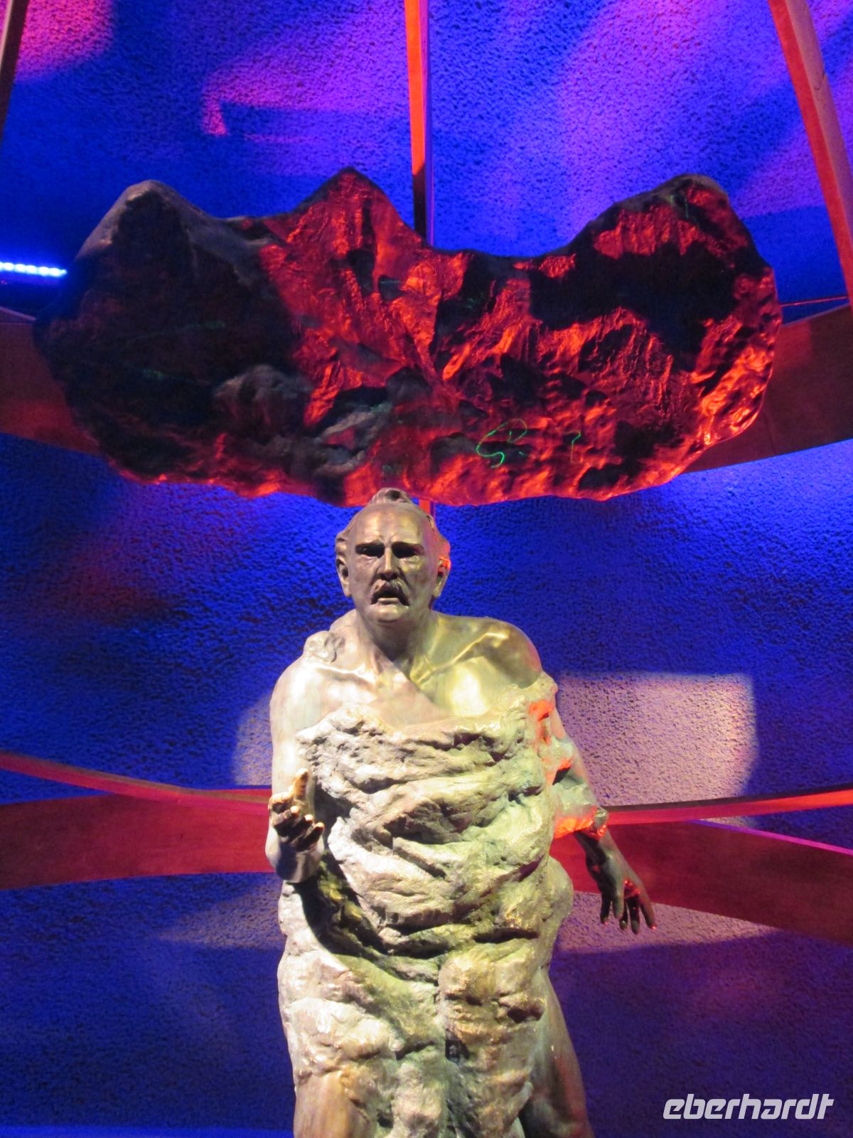 Adolf Guyer-Zeller mit einer Skizze der Streckenführung auf dem Felsen über ihm &ndash; &copy; Heike Heinen (Eberhardt TRAVEL)