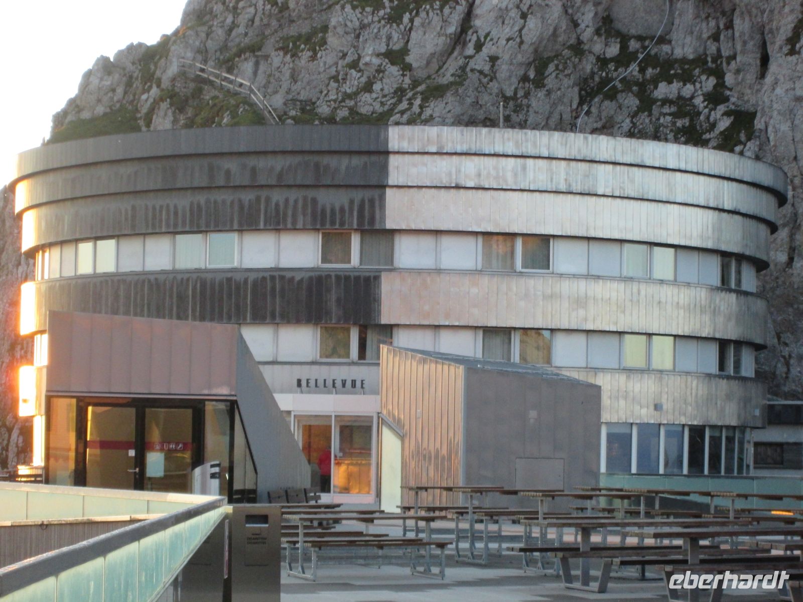 Hotel Bellevue auf dem Pilatus mit Treppen zum 