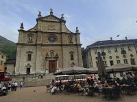 Bellinzona (Piazza Collegiata - Chiesa Collegiata dei Santi Pietro e Stefano bzw. Stiftskirche St. Peter und Stephan)  &ndash; &copy; Katrin Deutschbein (Eberhardt TRAVEL)