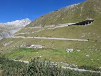 Fahrt auf der Furka-Bergstrecke (Blick zur Furka-Passstrasse) &ndash; &copy; Katrin Deutschbein (Eberhardt TRAVEL)