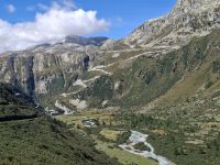 Fahrt auf der Furka-Bergstrecke (Blick zur Grimsel-Passstrasse) &ndash; &copy; Katrin Deutschbein (Eberhardt TRAVEL)