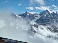 096 Ausflug auf das Schilthorn - Auf dem Gipfel - Blick zu Eiger, Mönch und Jungfrau aus dem Restaurant &ndash; &copy; Annette Probst-Weise (Eberhardt TRAVEL)