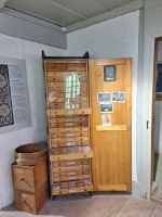 141 Besuch im Schweizerischen Freilichtmuseum Ballenberg - Blick in die Apotheke &ndash; &copy; Annette Probst-Weise (Eberhardt TRAVEL)