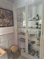 142 Besuch im Schweizerischen Freilichtmuseum Ballenberg - Blick in die Apotheke &ndash; &copy; Annette Probst-Weise (Eberhardt TRAVEL)