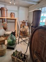 143 Besuch im Schweizerischen Freilichtmuseum Ballenberg - Blick in die Apotheke &ndash; &copy; Annette Probst-Weise (Eberhardt TRAVEL)