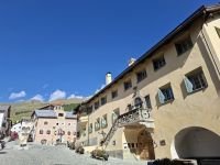 Engadin-Rundfahrt (Zuoz - Plaz mit Rathaus und Planta-Haus)