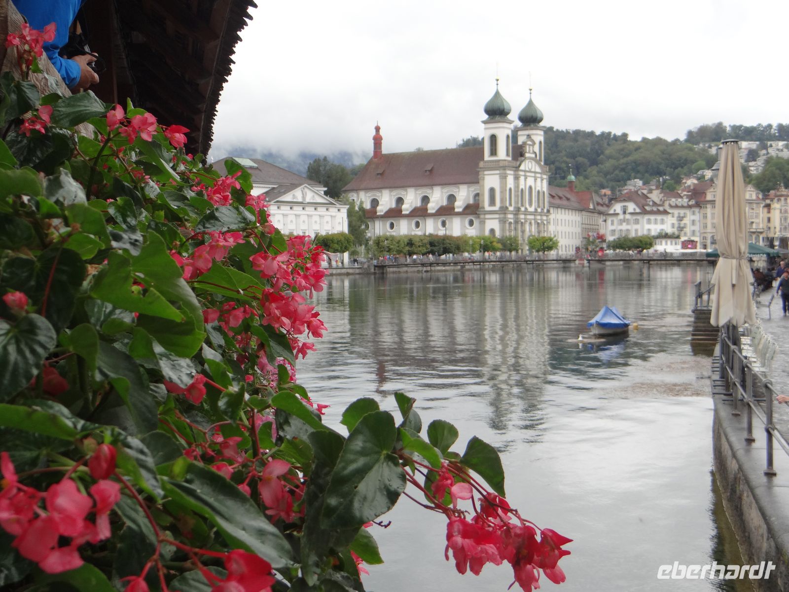 Luzern, die Jesuitenkirche spiegelt sich in der Reuss.  &ndash; &copy; Vivian Kreft (Eberhardt TRAVEL)