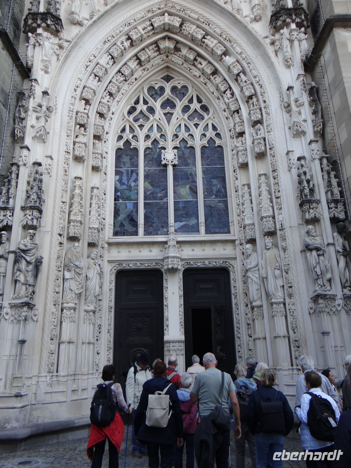 Lausanne, der Eingang von Nôtre-Dame ist recht klein, da eine Platzanlage davor fehlt.   &ndash; &copy; Vivian Kreft (Eberhardt TRAVEL)