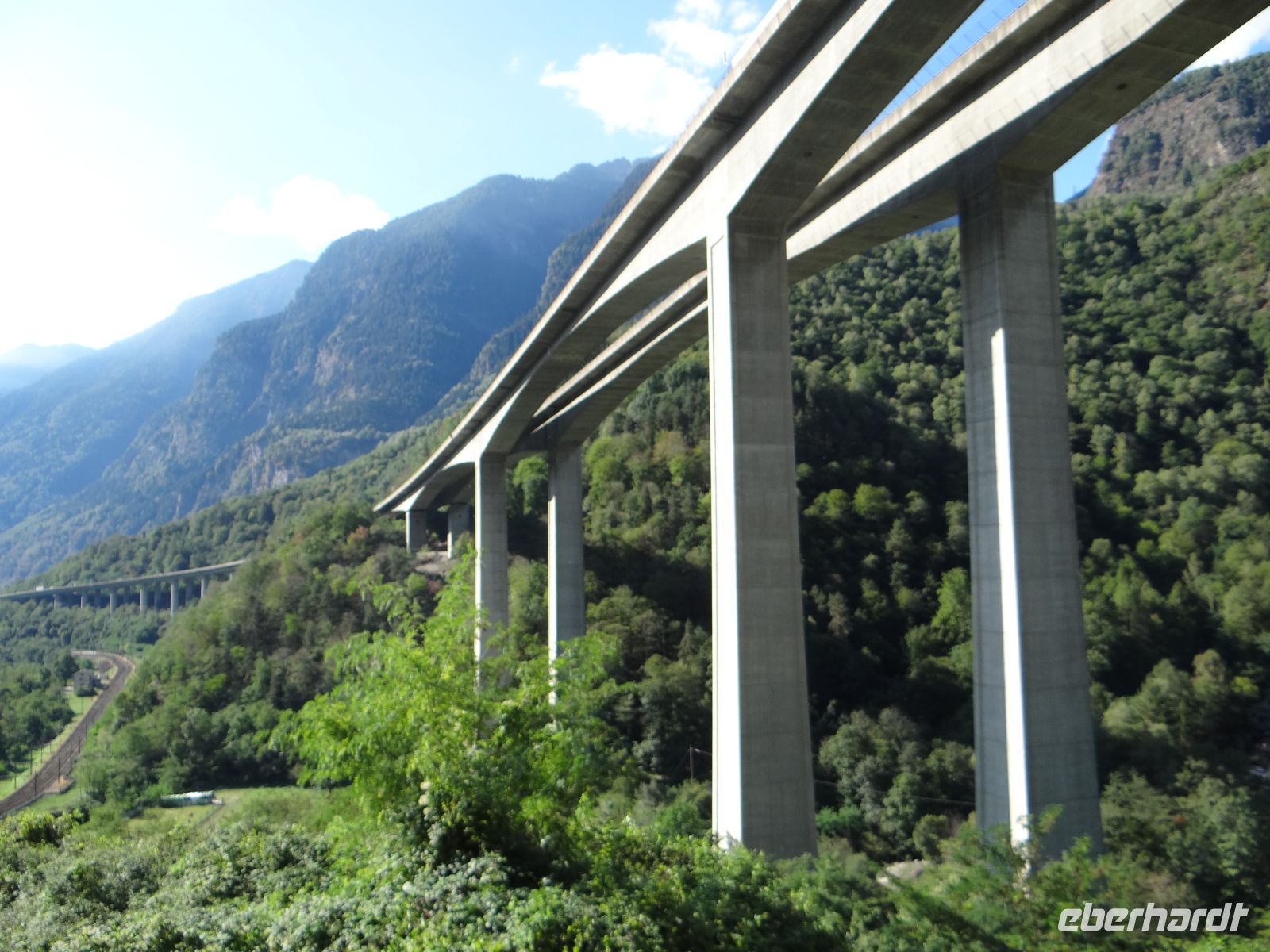 Gotthard, Bahn- und Autotrasse schwingen sich gemeinsam in die Höhe. &ndash; &copy; Vivian Kreft (Eberhardt TRAVEL)