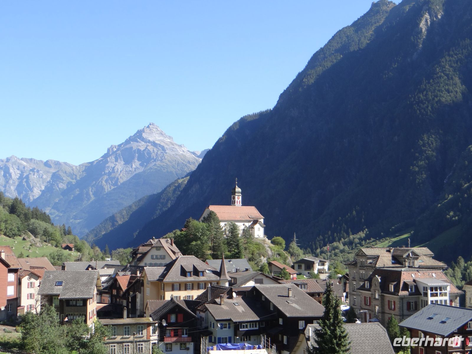 Die Kirche von Wassen sieht man vom Zug dreimal. Mal schaut man links, mal rechts aus dem Fenster.  &ndash; &copy; Vivian Kreft (Eberhardt TRAVEL)