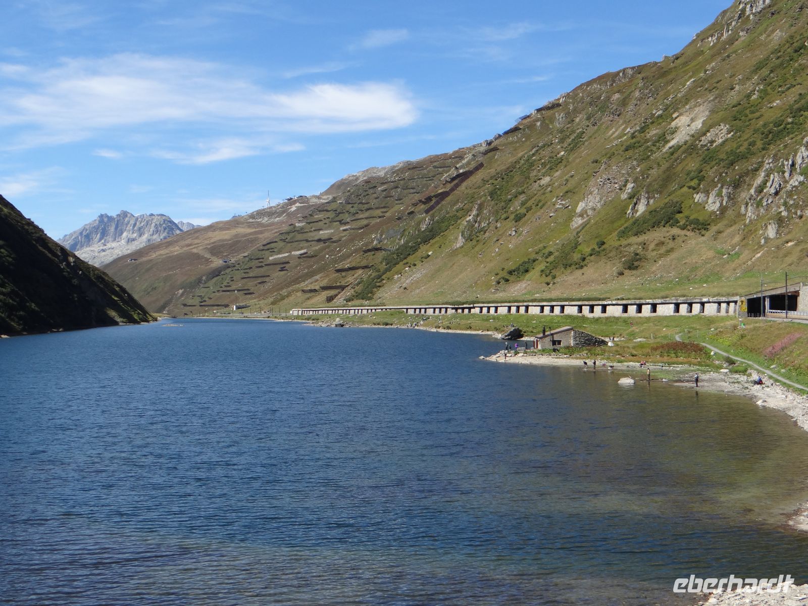 Der Oberalpsee zwischen Andermatt und Disentis. Galerien schützen die Bahnstrecke vor Witterungseinflüssen. &ndash; &copy; Vivian Kreft (Eberhardt TRAVEL)