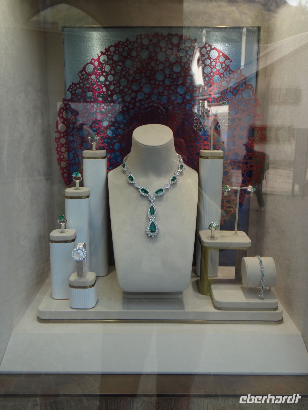 St. Moritz, hier wartet üppiger Schmuck auf den Galan und einen zu schmückenden Hals.  &ndash; &copy; Vivian Kreft (Eberhardt TRAVEL)