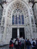 Lausanne, der Eingang von Nôtre-Dame ist recht klein, da eine Platzanlage davor fehlt.   &ndash; &copy; Vivian Kreft (Eberhardt TRAVEL)