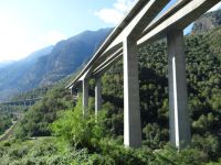 Gotthard, Bahn- und Autotrasse schwingen sich gemeinsam in die Höhe. &ndash; &copy; Vivian Kreft (Eberhardt TRAVEL)